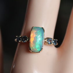 K10 天然オパール1.45カラットとサファイア４石の10金リング　一点物 10枚目の画像