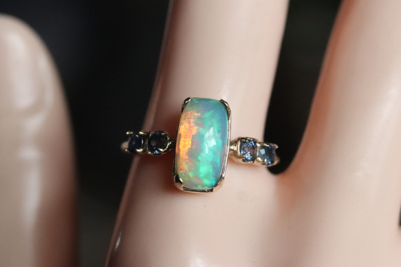 K10 天然オパール1.45カラットとサファイア４石の10金リング　一点物 10枚目の画像