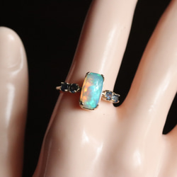 K10 天然オパール1.45カラットとサファイア４石の10金リング　一点物 9枚目の画像