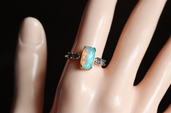 K10 天然オパール1.45カラットとサファイア４石の10金リング　一点物 9枚目の画像
