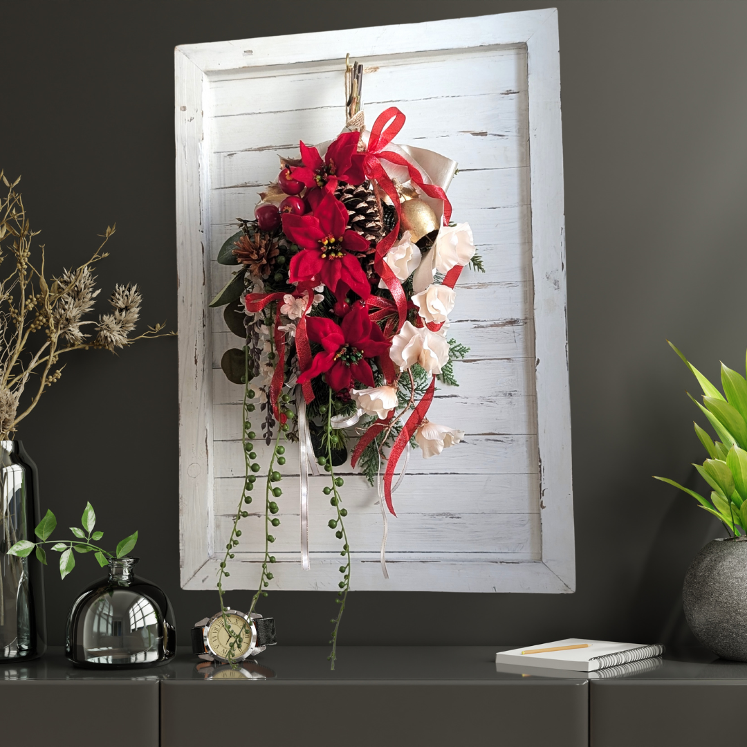 すぐに飾れる！ポインセチアとスイートピーにストック　たくさんのおリボンとベルのクリスマススワッグ