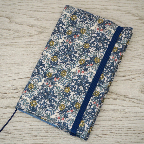【新書】ゴムバンド栞付ブックカバー★ペイズリー ボタニカル★リス★ブルー系 4枚目の画像