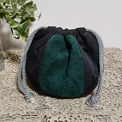 丸底巾着ポーチグリーンドットコーデュロイ 1枚目の画像