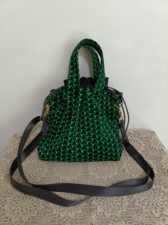 幾何学コーデュロイ巾着型2ウェイショルダーバッググリーン 1枚目の画像