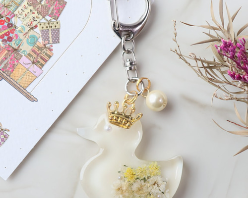 送料込み】 *メルヘン* アヒル キーホルダー 王冠 絵本の世界 レジン