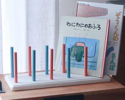 現物1点　ハンドメイド　絵本棚 　本棚　知育 斜め差し絵本棚 本棚・絵本棚・マガジンラック なんもの家具 通販