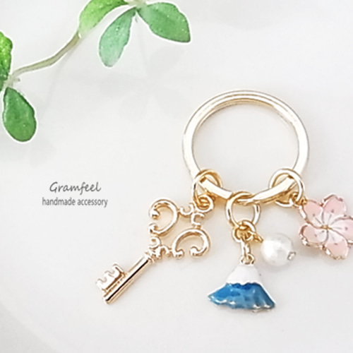 白蛇と霞桜の 干支キーホルダー*コットンパール付*2025年 巳年 白蛇と霞桜の 干支キーホルダー*コットンパール付*2025年 巳年