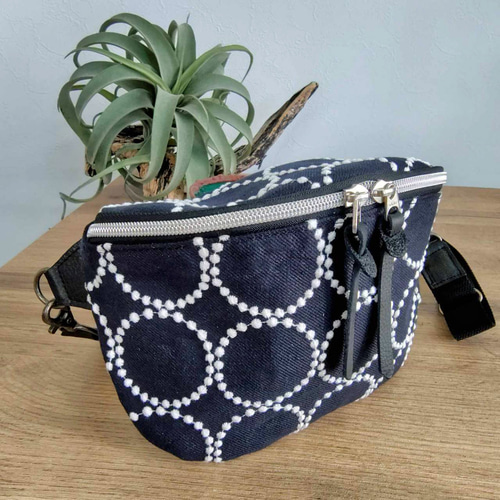 ミナペルホネン/tambourine タンバリンネイビー×白/ボディーバッグ