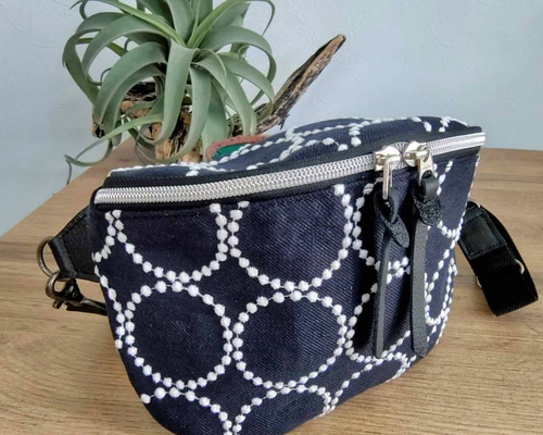 ミナペルホネン/tambourine タンバリンネイビー×白/ボディーバッグ黒 送料無料】ミナペルホネン/tambourine タンバリンネイビー×白