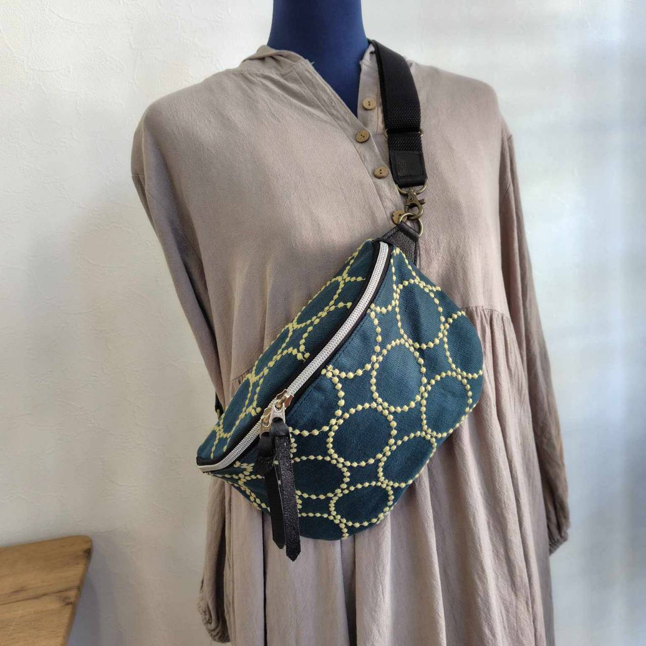 ミナペルホネン/tambourine タンバリンネイビー×白/ボディーバッグ黒