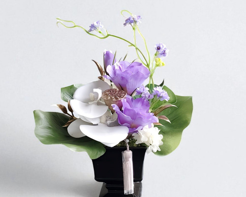 仏花〜パープル系胡蝶蘭とトルコ桔梗のアレンジ〜 アートフラワー en
