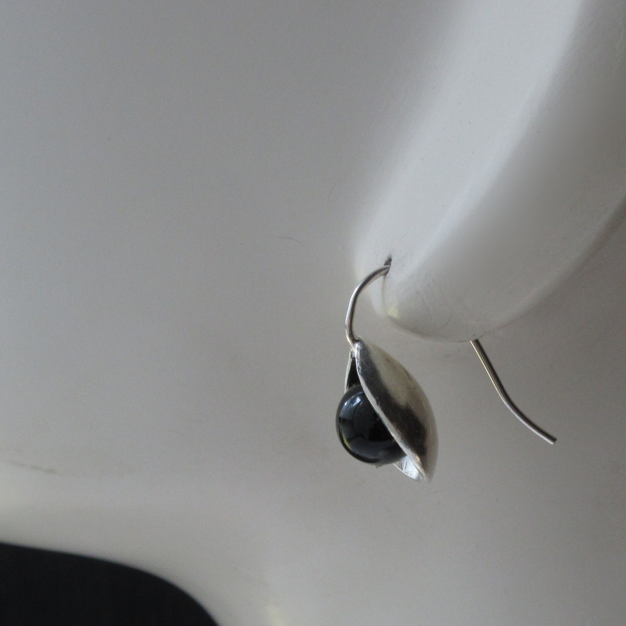 オニキス・普段使いやちょっとした集まりなどにシンプルなシルバーピアス