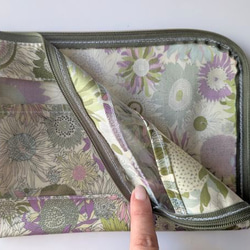 仕切り付きB6　L字ファスナー　クリアポーチ　スモールスザンナ　リバティ　ラミネート　♡大小さまざまなひまわり 5枚目の画像