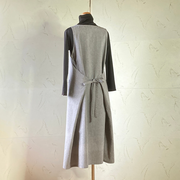 グレーのコットンダンガリー　後ろで結んで！エプロンドレス　ML　着丈118 1枚目の画像