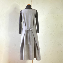 グレーのコットンダンガリー　後ろで結んで！エプロンドレス　ML　着丈118 2枚目の画像