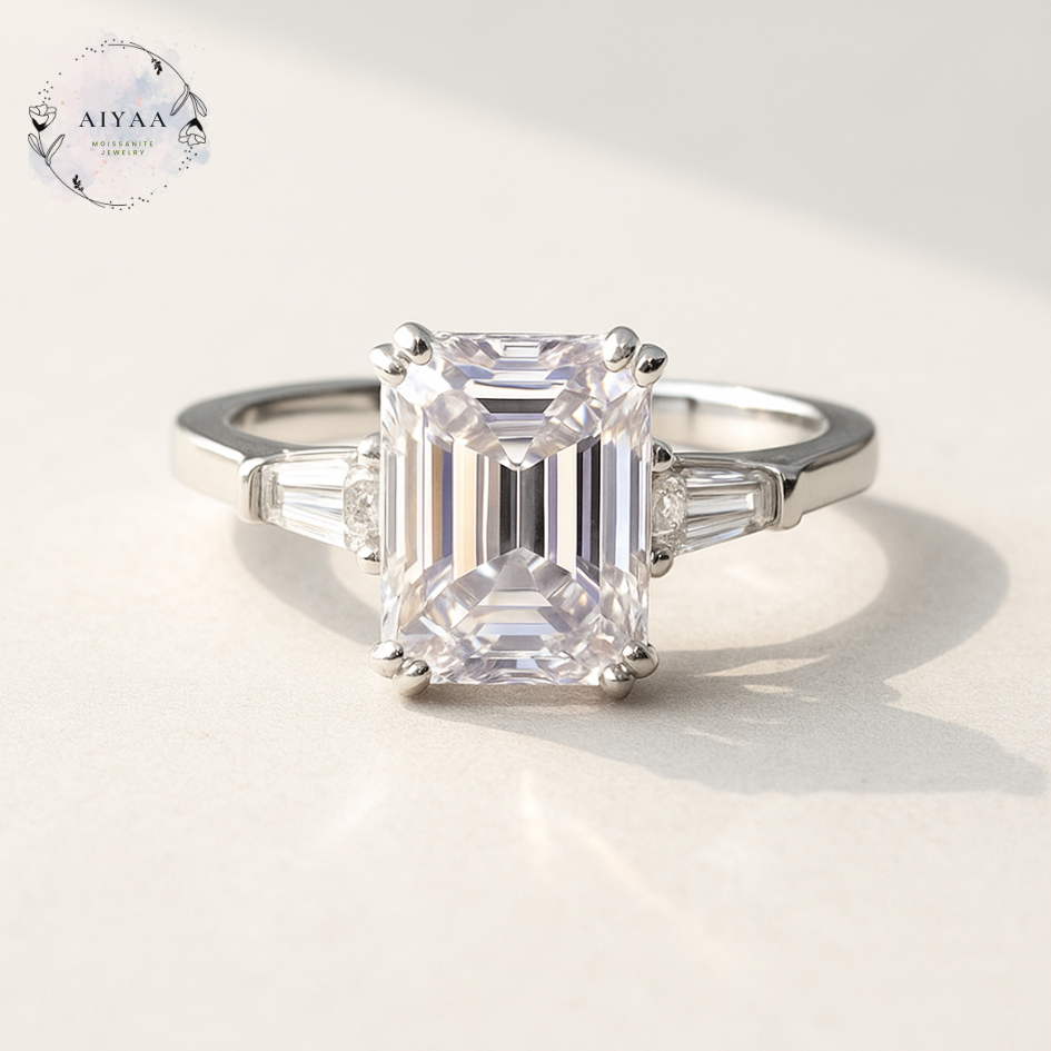 モアサナイト 7×9mmエメラルドカット×バゲット サイドストーンリング