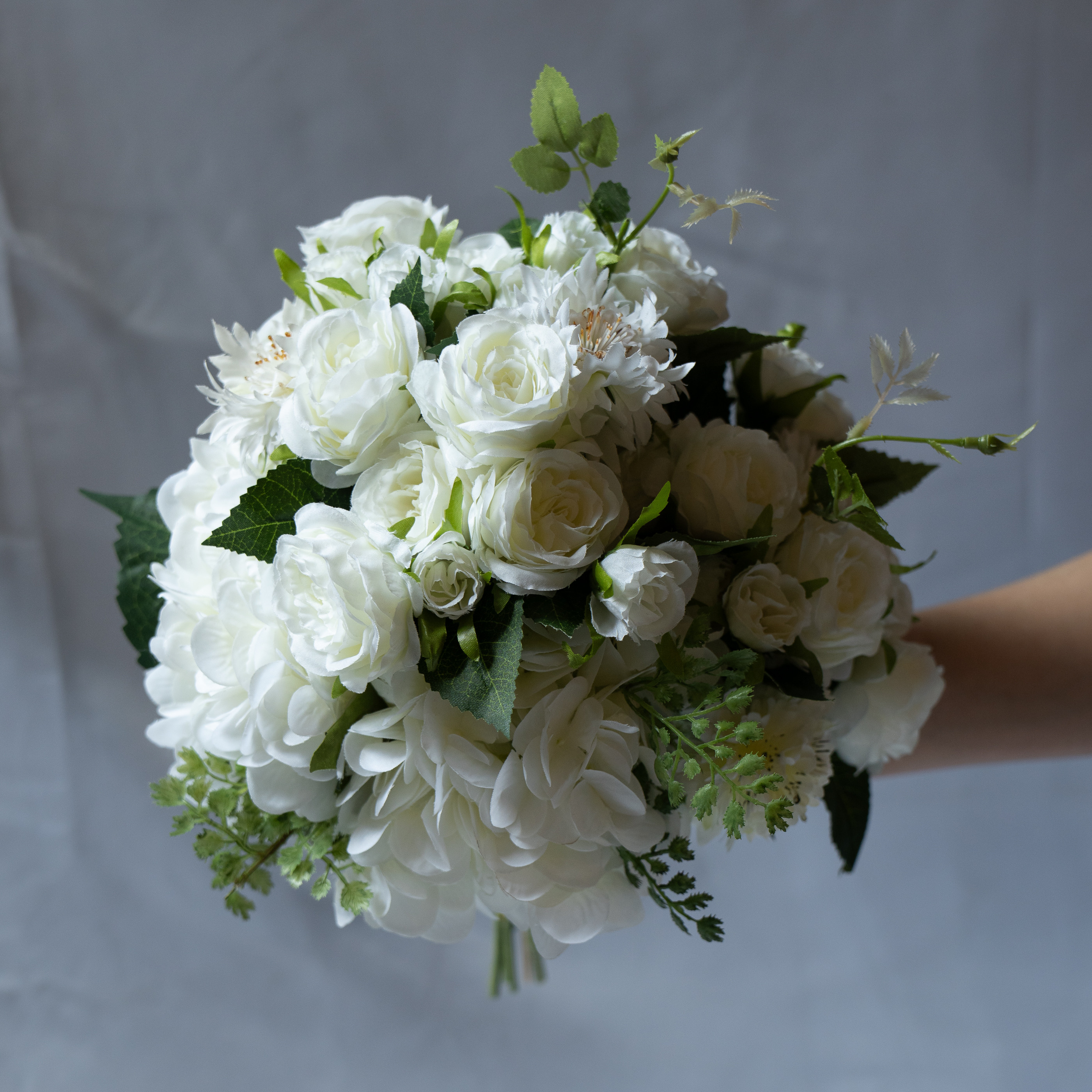 フレッシュなグリーン×ホワイトのラウンドブーケ