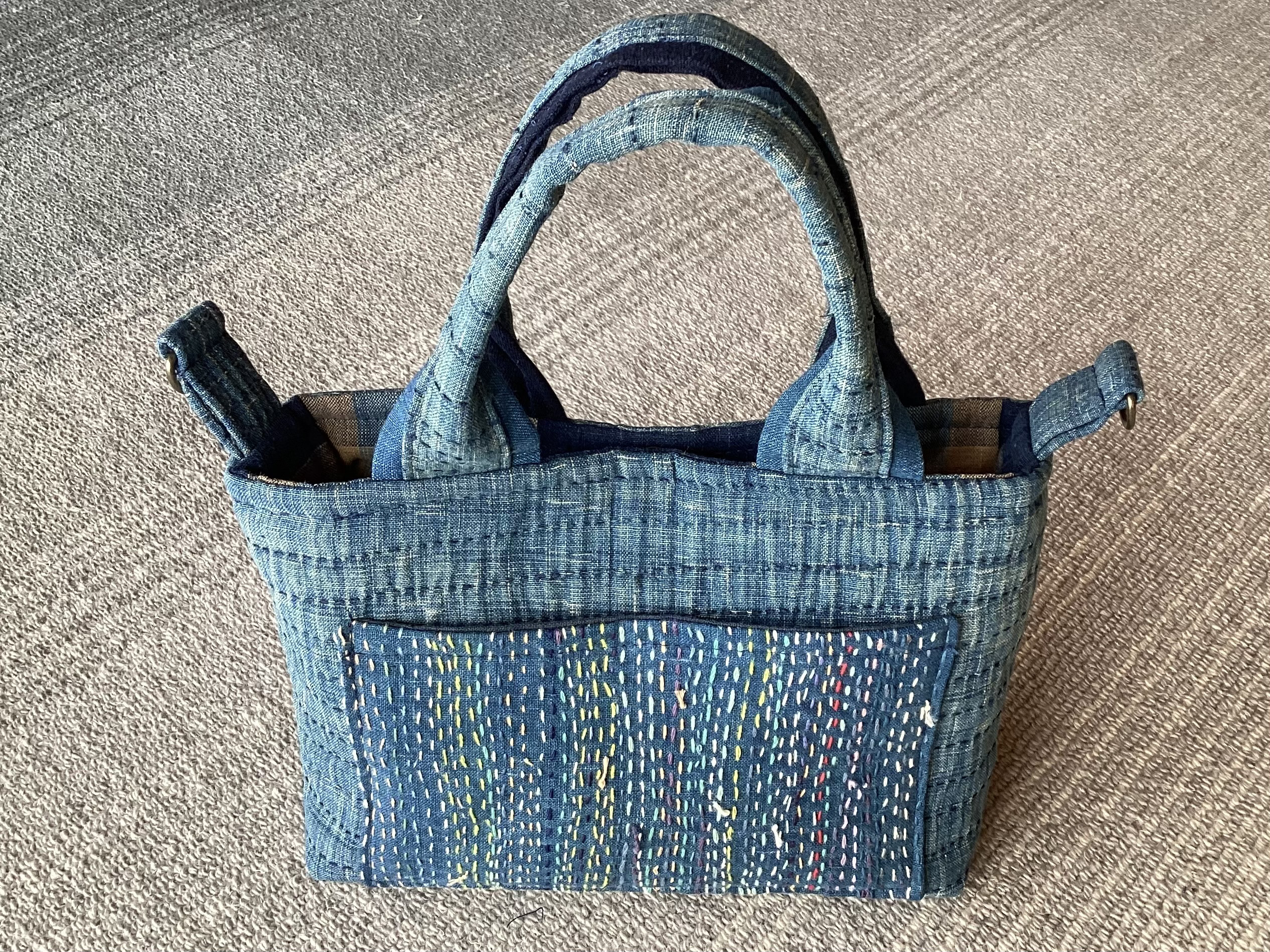 古布　藍刺し子地に　刺し子ポケットのちっちゃなバック　②