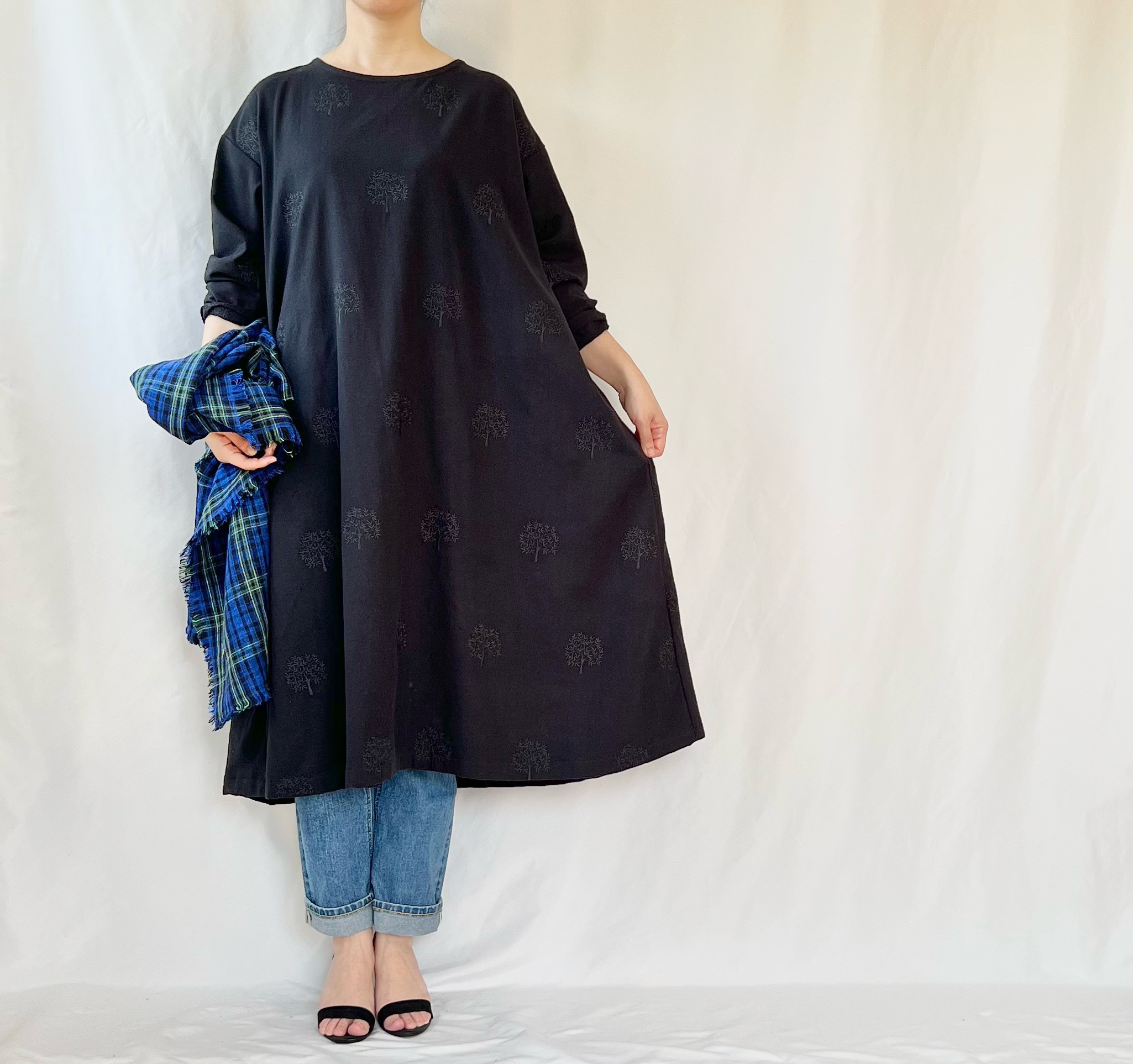 【温もりある木々の刺繍♪柔らかコットンワンピース】ゆったりワンピース　森ワンピース　ブラック