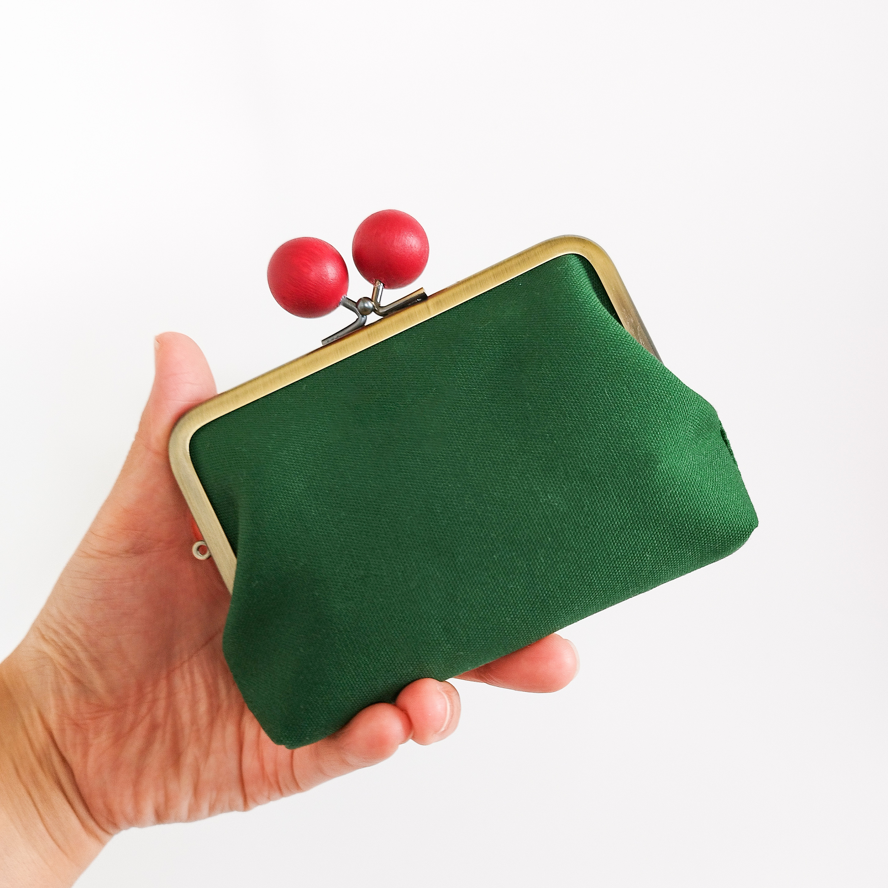 【お札スルー＆内ポケット付き】親子がま口のお財布（モスグリーン×ラズベリー色の木の玉）☆アチョニットオリジナルカラー☆