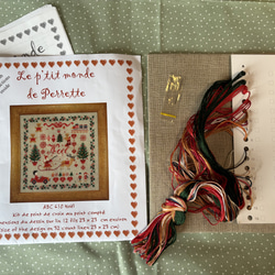 新入荷！クリスマスキット！『DMC製  刺しゅうキット クリスマス　生成り地』～図案・刺しゅう糸・布・針セット～ 1枚目の画像