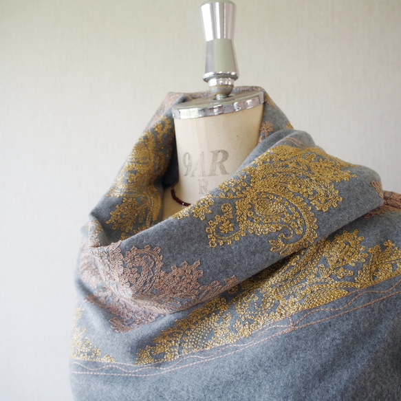 【豪華で繊細な刺繍】ブランケットショール・ペイズリー柄GY 1枚目の画像