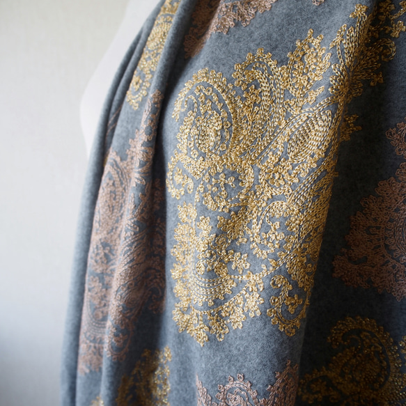 【豪華で繊細な刺繍】ブランケットショール・ペイズリー柄GY 3枚目の画像