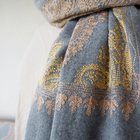 【豪華で繊細な刺繍】ブランケットショール・ペイズリー柄GY 9枚目の画像