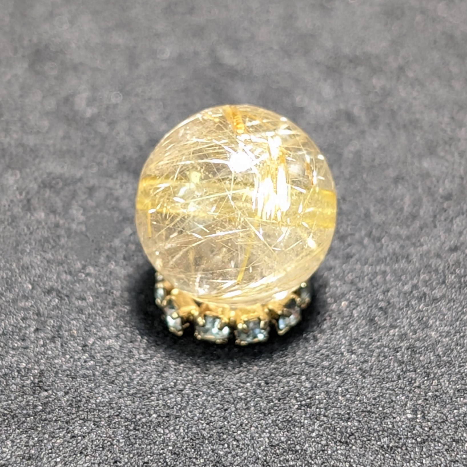 【惹き込まれる世界】ゴールドタイチンルチル 10ミリ 金針入り水晶 1粒売り 貫通穴あり お守り効果 ギフト プレゼント