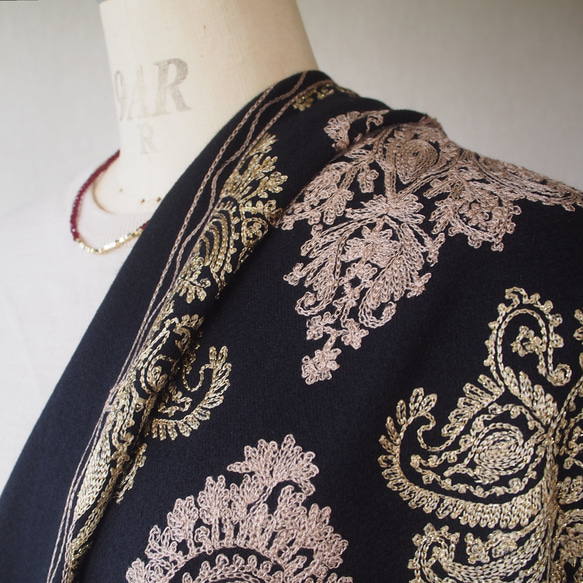 【豪華で繊細な刺繍】ブランケットショール・ペイズリー柄BK 2枚目の画像