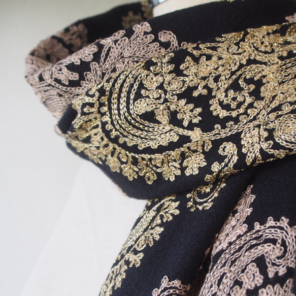 【豪華で繊細な刺繍】ブランケットショール・ペイズリー柄BK 7枚目の画像