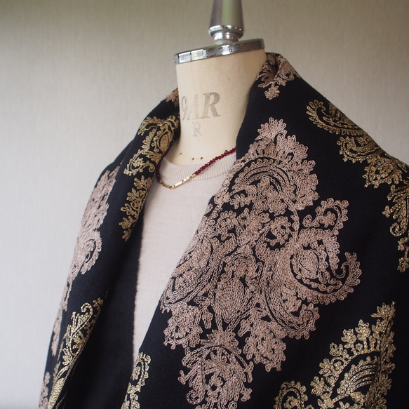 【豪華で繊細な刺繍】ブランケットショール・ペイズリー柄BK 5枚目の画像