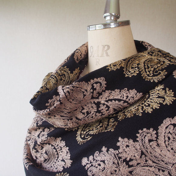 【豪華で繊細な刺繍】ブランケットショール・ペイズリー柄BK 4枚目の画像