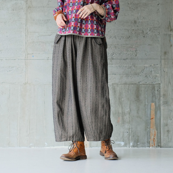 秋冬の本命ボトム◎ヘリンボーン柄ハンドステッチバルーンパンツ（25w-11）チャコール 1枚目の画像