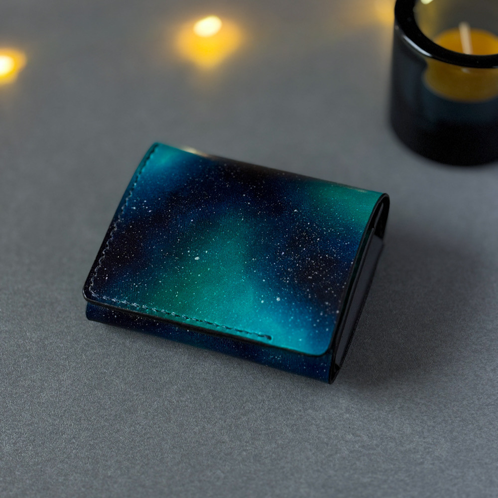 たくさん入る 二つ折りミニ財布【宇宙】お札を折らない　コンパクト財布　カード　使いやすい　革財布　メンズ　レディース