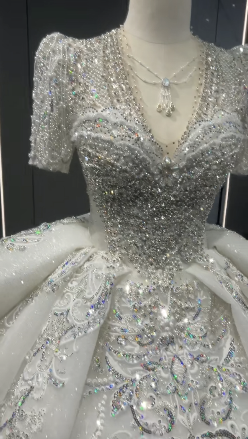 高級感溢れる　きらきらレース　半袖　vネック　たっぷりなストーン　ラッフルスカート　裾引きに豪華なレース　チュール結婚式