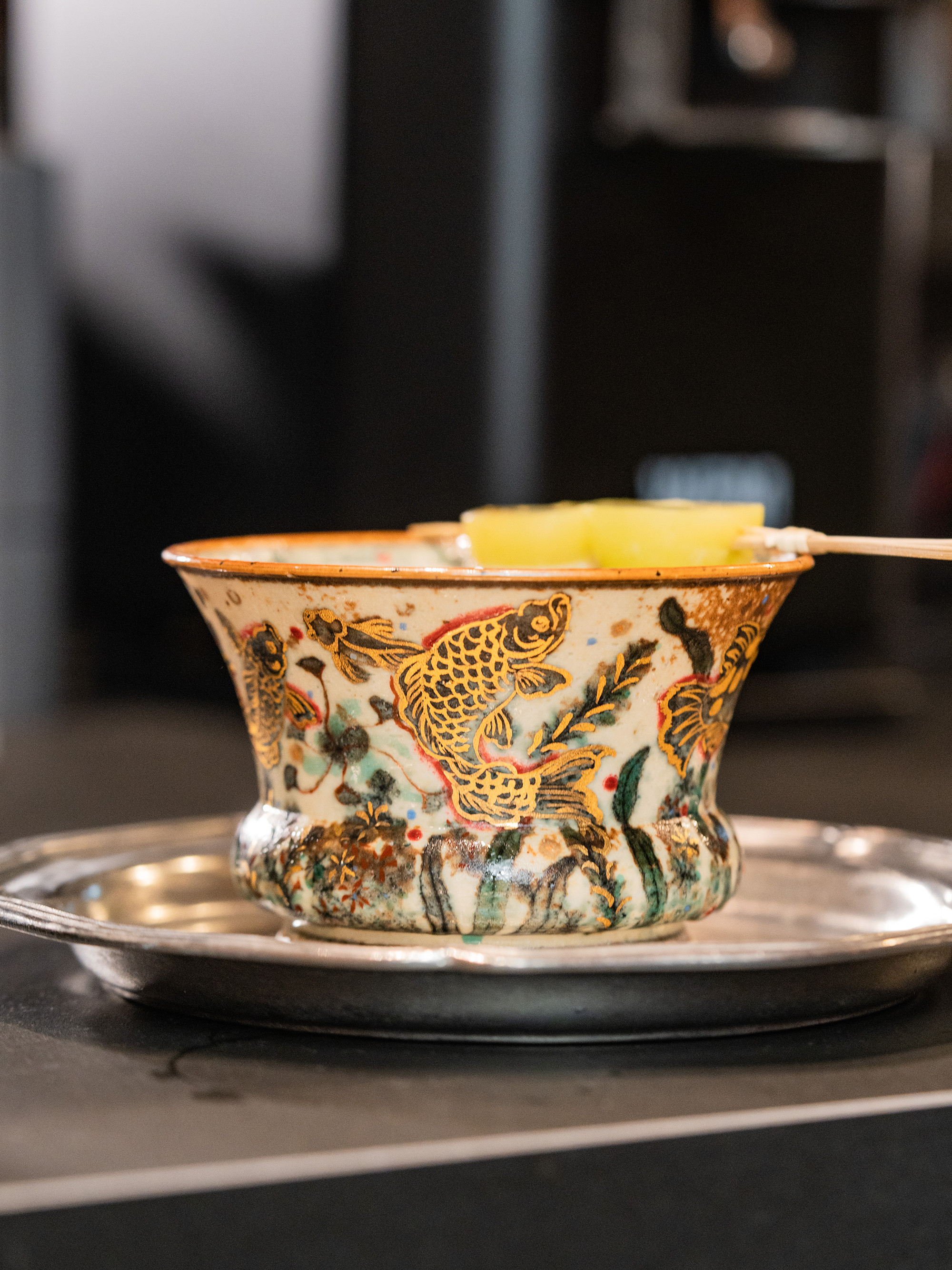 詩瓷集｜魚藻文様の青花染付+釉上彩+金彩コーヒーカップ、デザートカップ｜錢袋型 / 口広タイプ（景徳鎮手作り磁器）