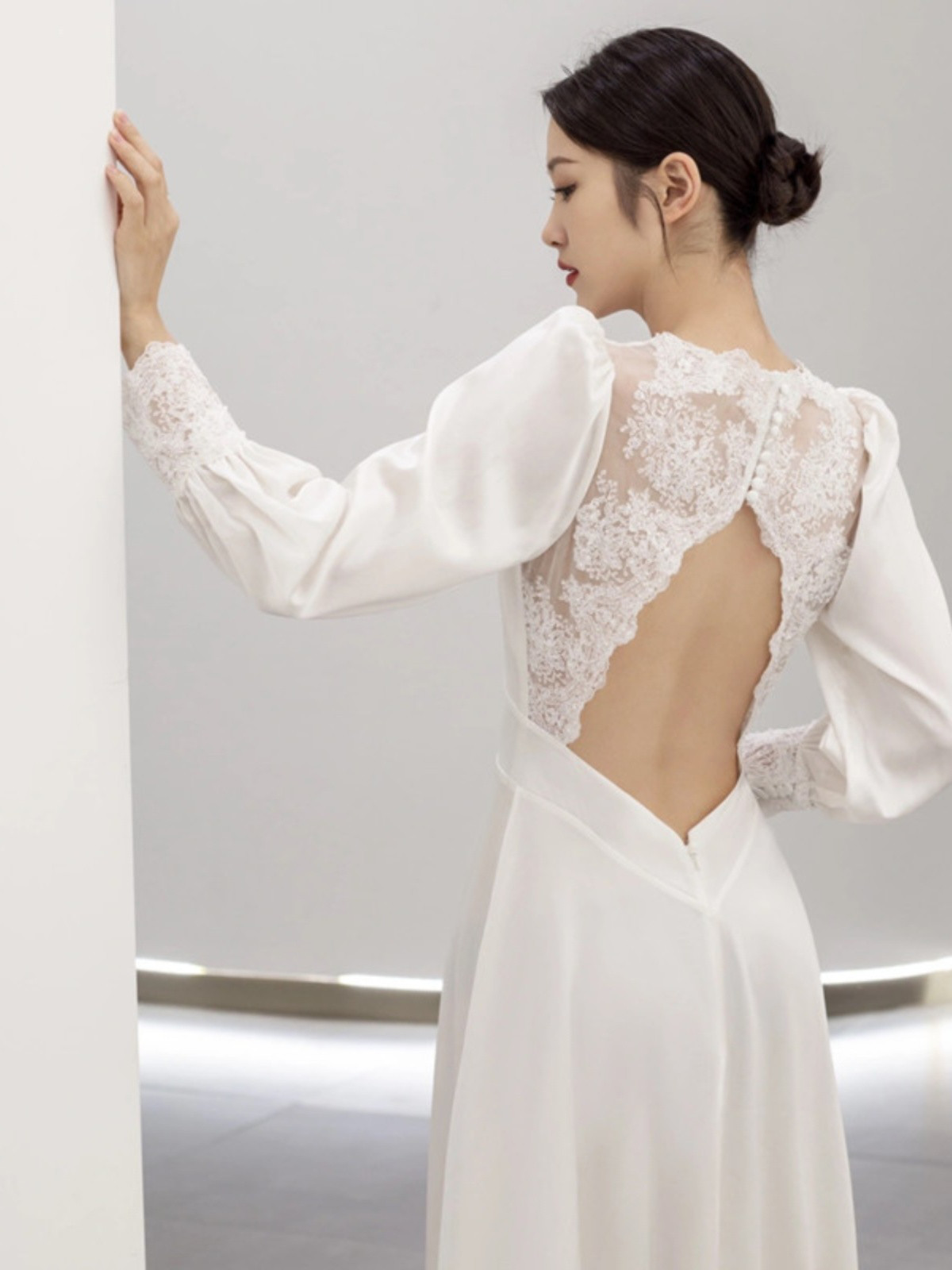 Vネック ウェディングドレス 長袖 レース サテン 白 シンプル 結婚式 花嫁 前撮り パーティー 披露宴 k598