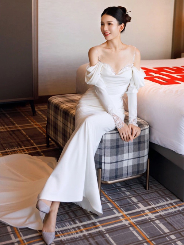 長袖 ウェディングドレス トレーン レース サテン 白 シンプル 結婚式 花嫁 前撮り パーティー 披露宴 k573