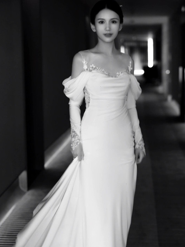 長袖 ウェディングドレス トレーン レース サテン 白 シンプル 結婚式 花嫁 前撮り パーティー 披露宴 k573