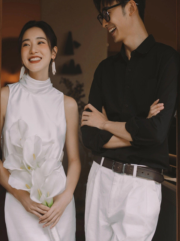 ノースリーブ ウェディングドレス トレーン サテン 白 シンプル 結婚式 花嫁 前撮り パーティー 披露宴 k554