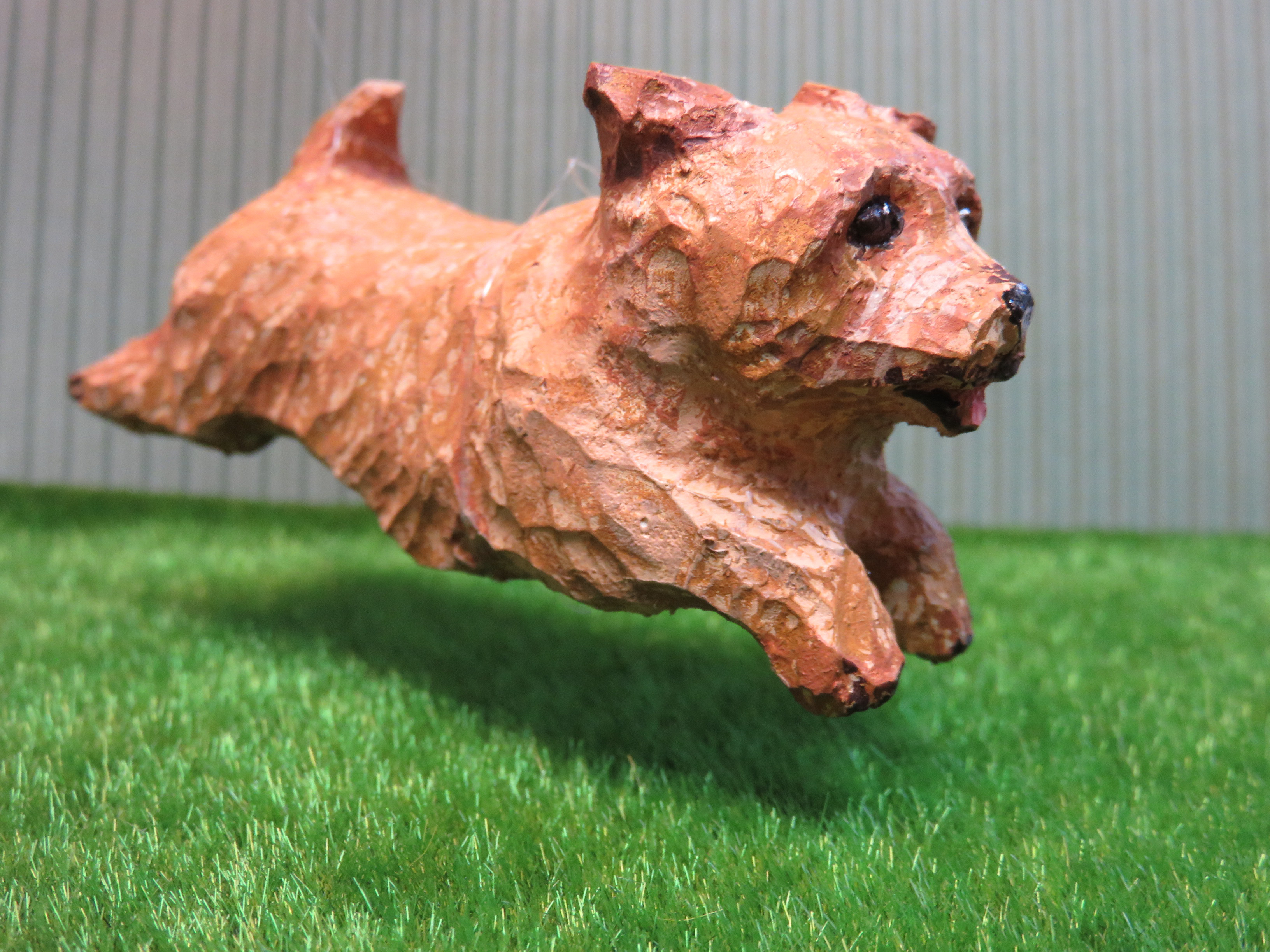 セミオーダー・ワンニャン　木彫り　手彫り　飛ぶノーフォークテリア（ノーリッチ変更可）