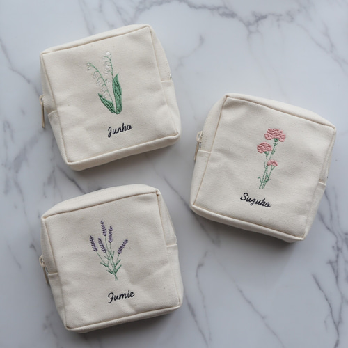 お花 名入れ刺繍スクエアポーチ｜サニタリー・コスメ・小物入れ｜お花