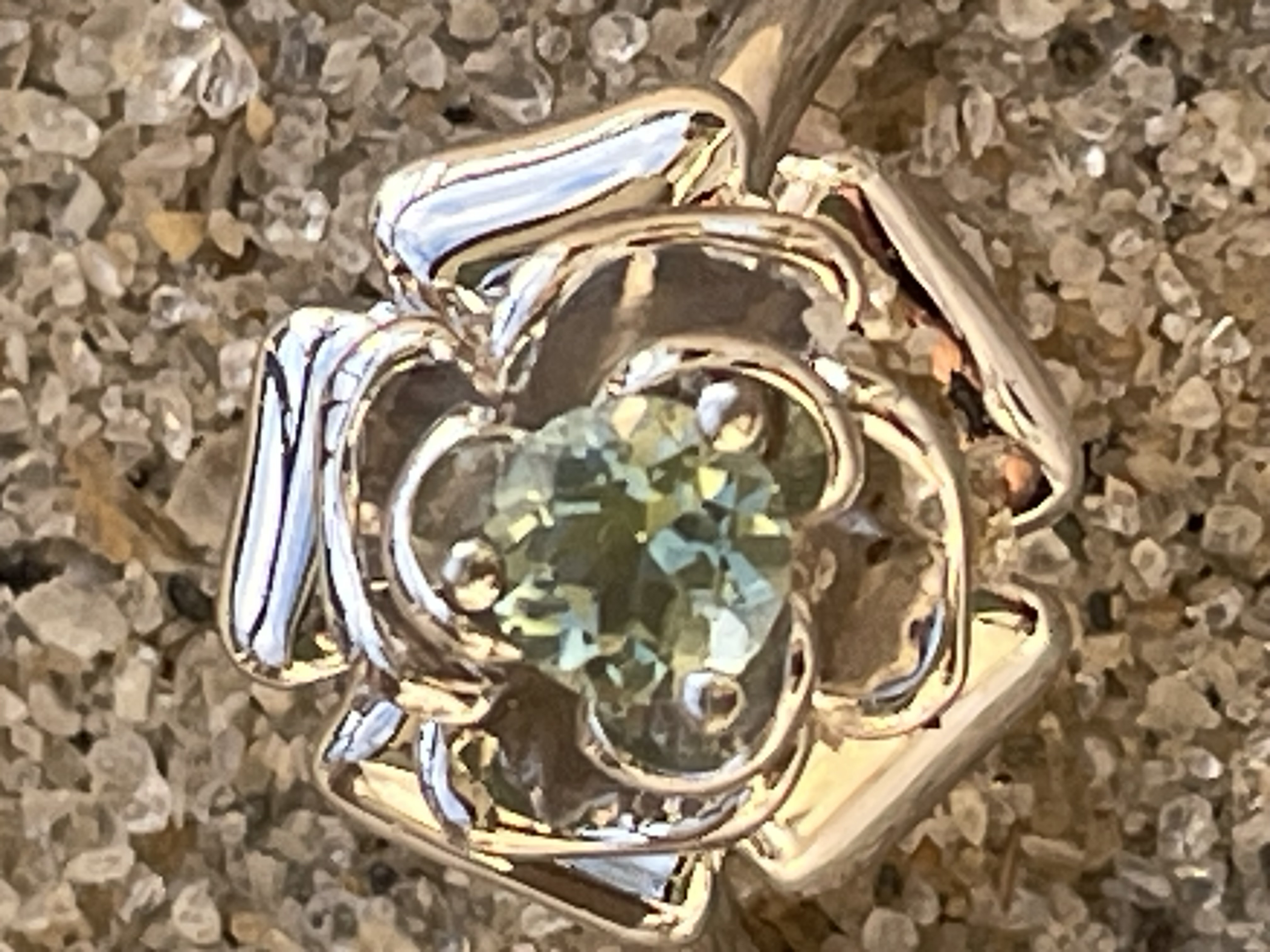 ほんの少し緑がかったアクアマリンの薔薇の指輪　シルバー925