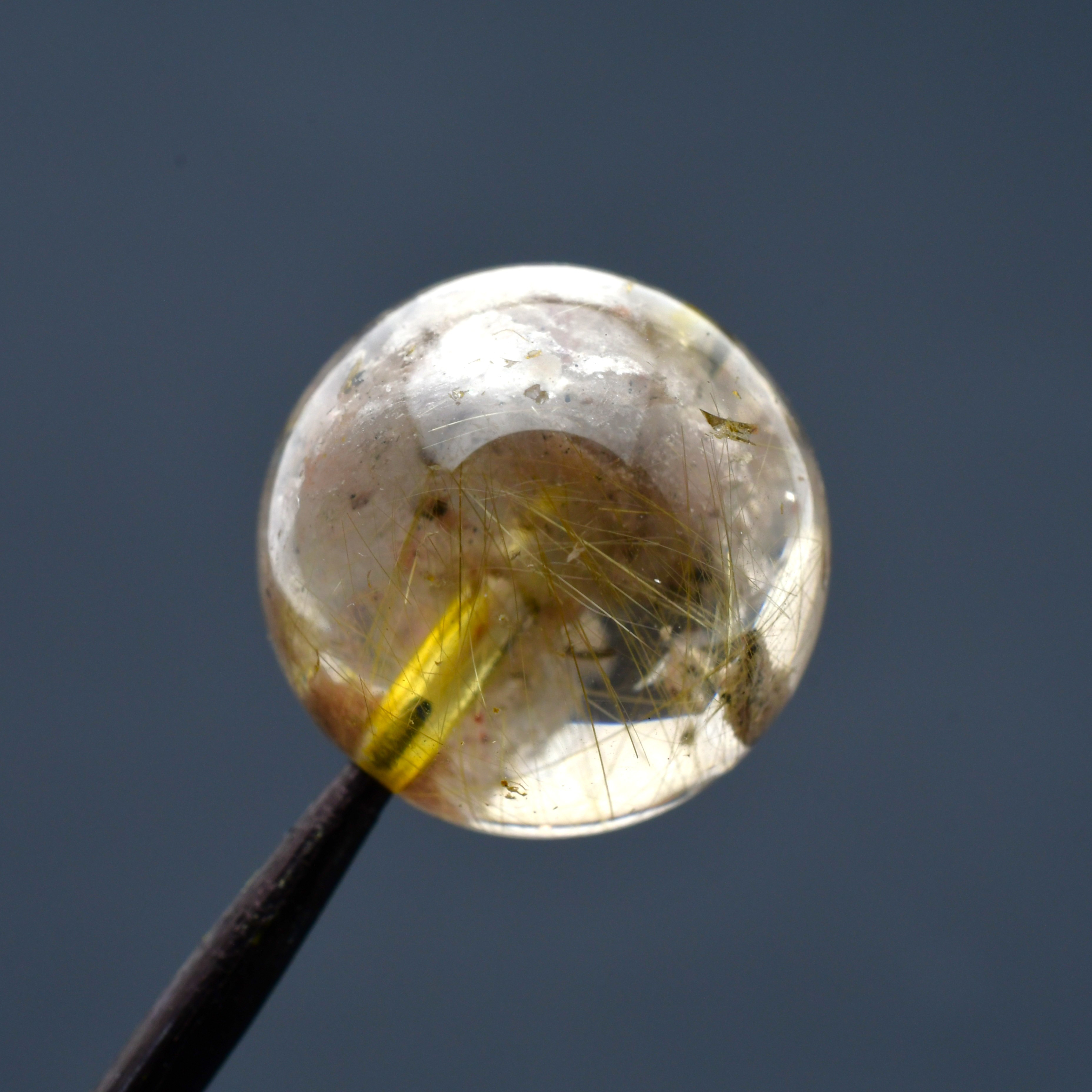 【金の風が吹く庭】虹入りゴールデンルチルガーデンクォーツ 粒売り 透明 14㎜ 素材 天然石 mjt6