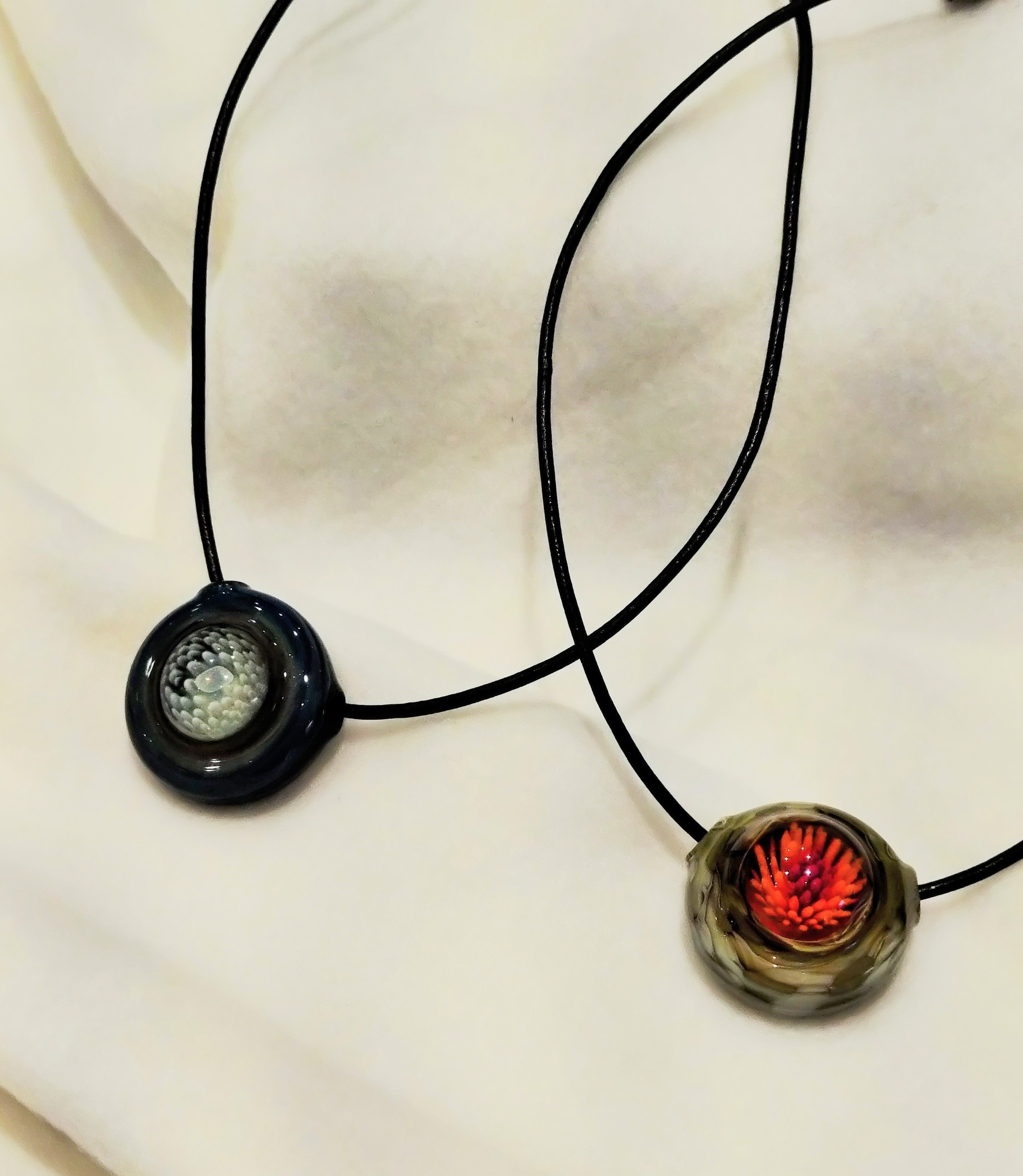 《新作》ニットに合わせるペンダント/お花モチーフ/硬質ガラス/手作り