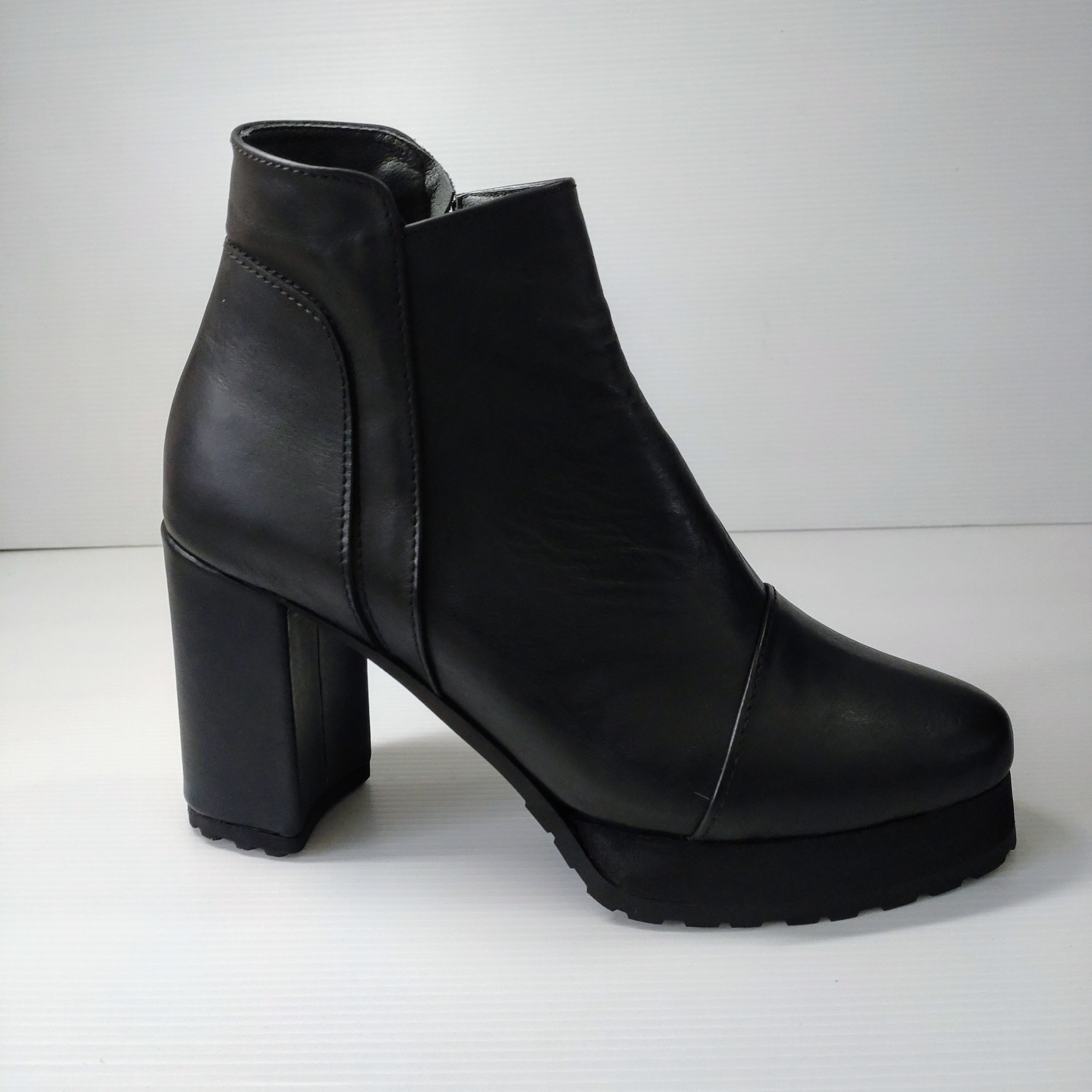 ◇本革ショートブーツ◇雨雪用ソール仕様◇無料サイズ調整◇スリム◇レディース◇8.5cm◇サイドジップ◇