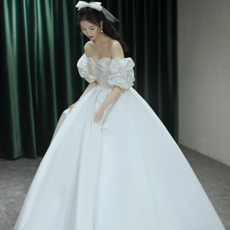 オフショルダー ウェディングドレス サテン 白 シンプル 高級感 結婚式 花嫁 前撮り パーティー 披露宴 k406
