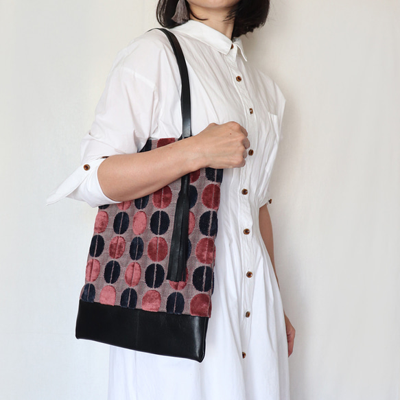 A4尺寸手提袋，採用優質金卡山布料和粉紅色、黑色牛皮製成。 第1張的照片