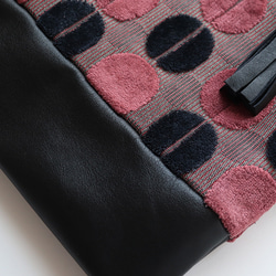 A4尺寸手提袋，採用優質金卡山布料和粉紅色、黑色牛皮製成。 第4張的照片